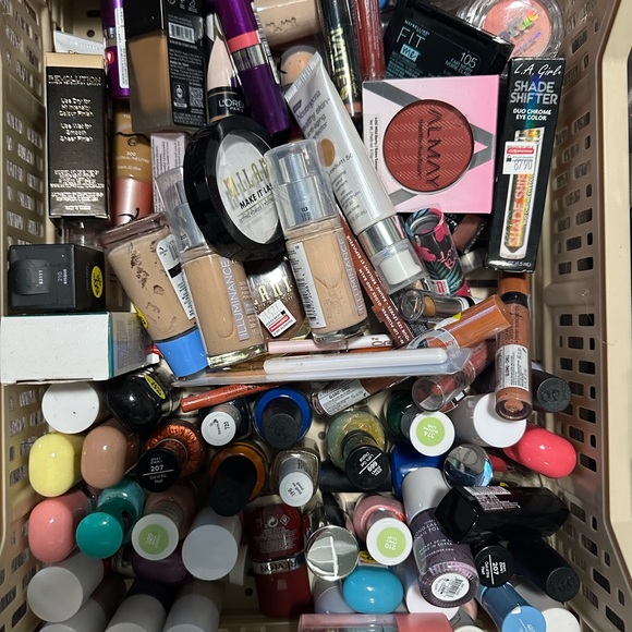 Bundle of 50 - Assorted Makeup and Skincare. Great for resellers. - Picture 2 of 4